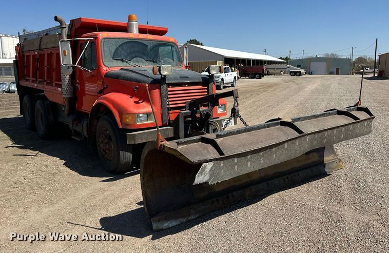 image for item ER8974 1991 International F4900 dump truck