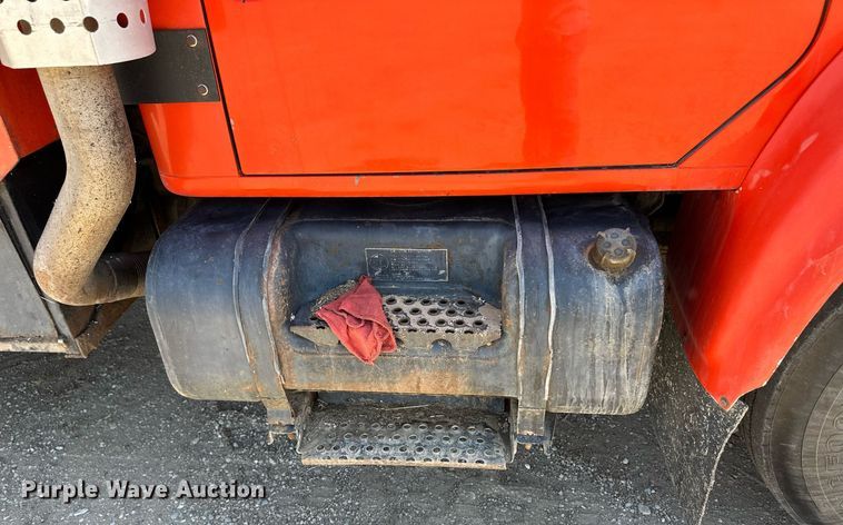 image for item ER8974 1991 International F4900 dump truck