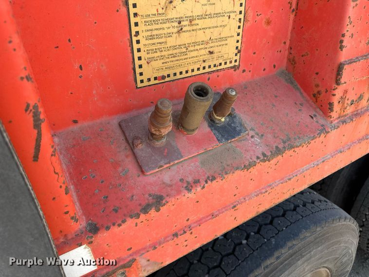 image for item ER8974 1991 International F4900 dump truck