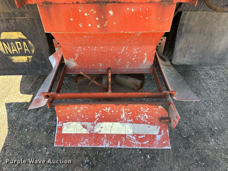 image for item ER8974 1991 International F4900 dump truck