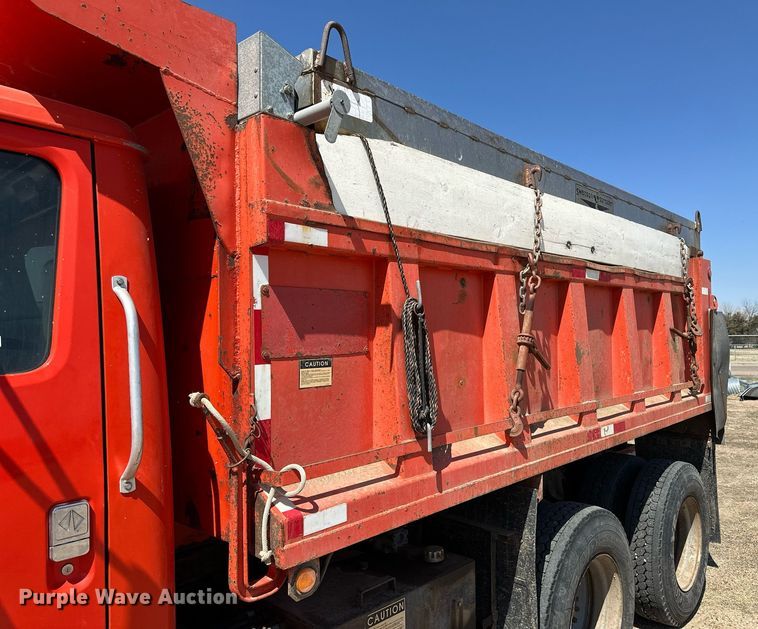 image for item ER8974 1991 International F4900 dump truck