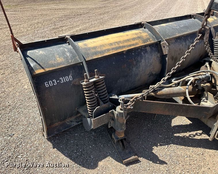 image for item ER8974 1991 International F4900 dump truck