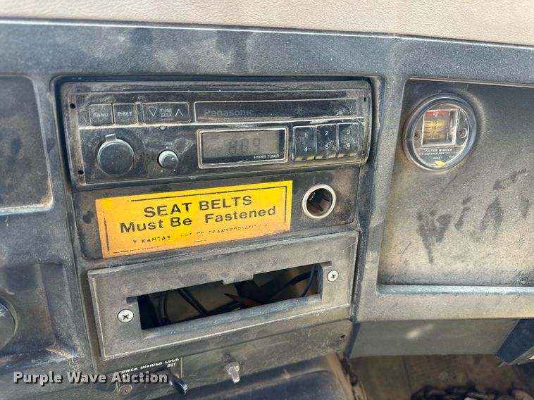 image for item ER8974 1991 International F4900 dump truck