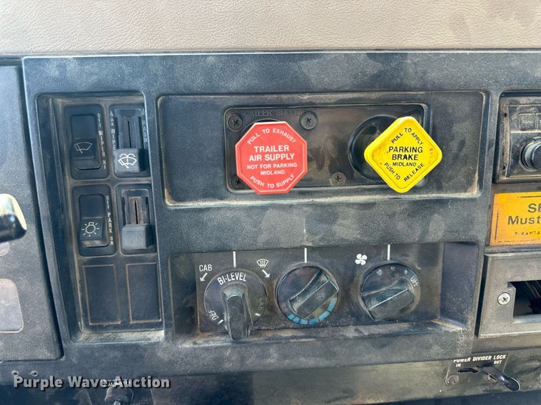 image for item ER8974 1991 International F4900 dump truck