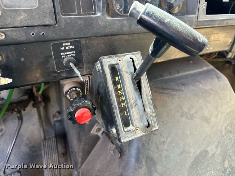 image for item ER8974 1991 International F4900 dump truck