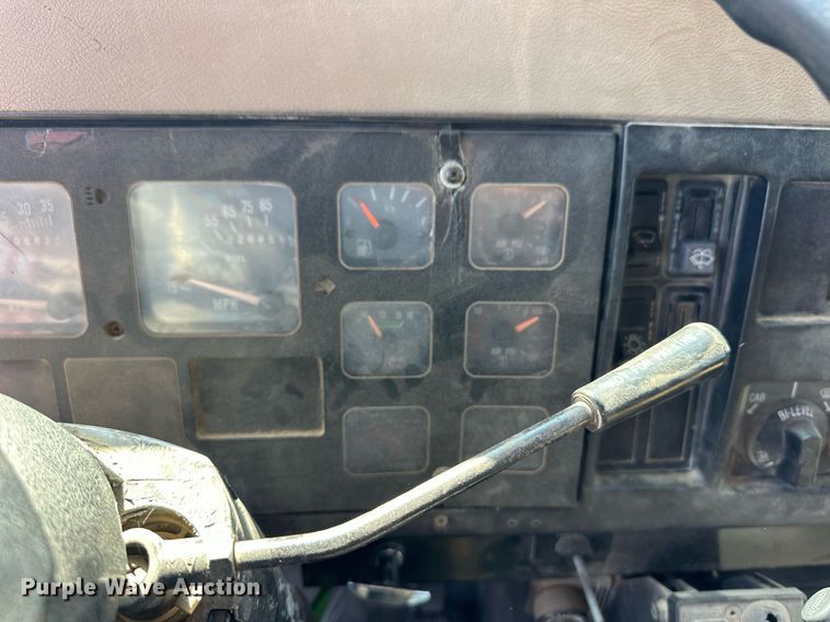 image for item ER8974 1991 International F4900 dump truck