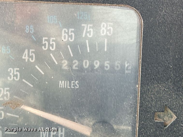 image for item ER8974 1991 International F4900 dump truck