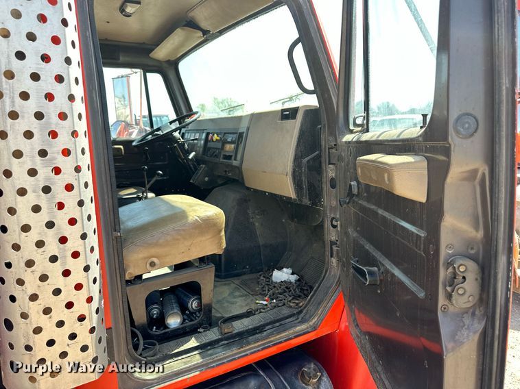 image for item ER8974 1991 International F4900 dump truck