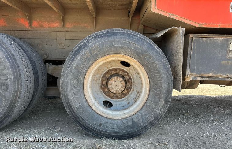 image for item ER8974 1991 International F4900 dump truck