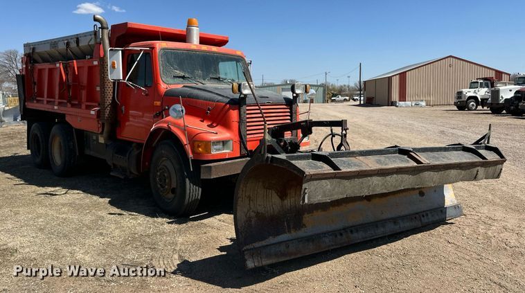 image for item ER8977 1991 International F4900 dump truck