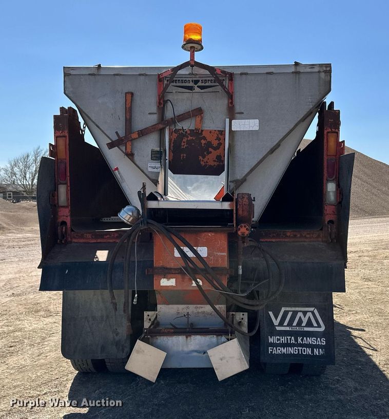 image for item ER8977 1991 International F4900 dump truck