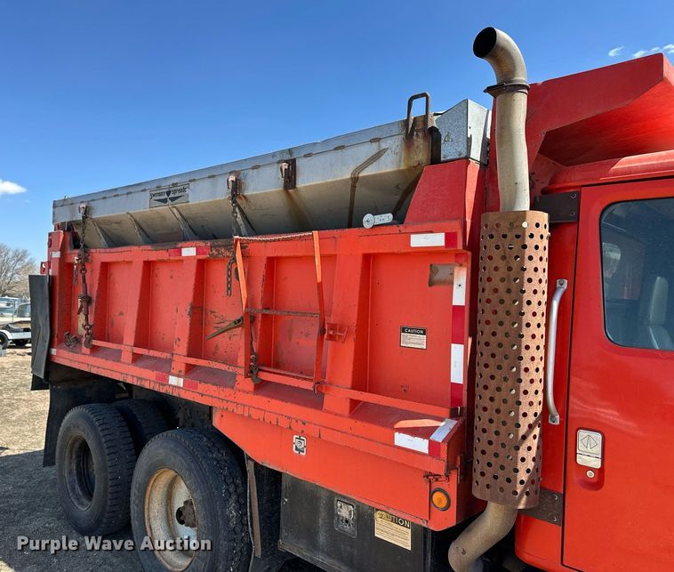 image for item ER8977 1991 International F4900 dump truck
