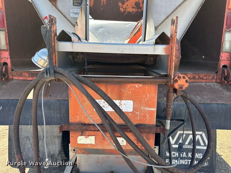 image for item ER8977 1991 International F4900 dump truck