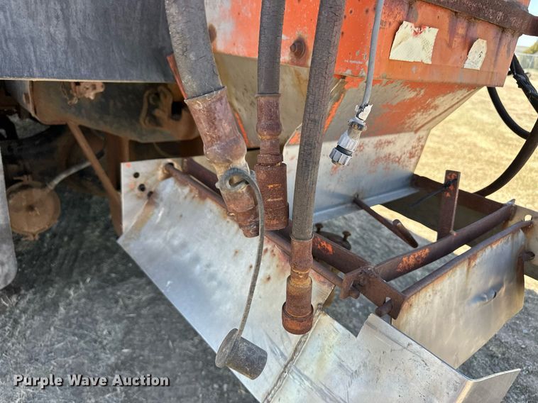 image for item ER8977 1991 International F4900 dump truck