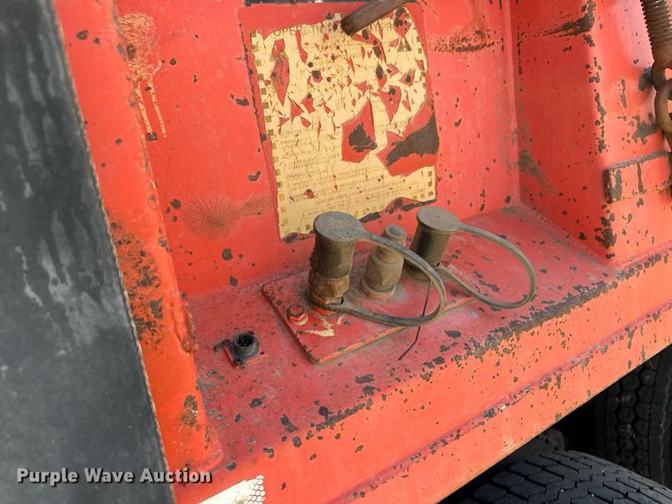 image for item ER8977 1991 International F4900 dump truck