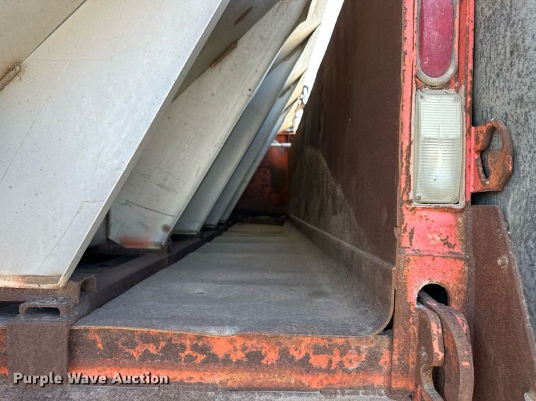 image for item ER8977 1991 International F4900 dump truck