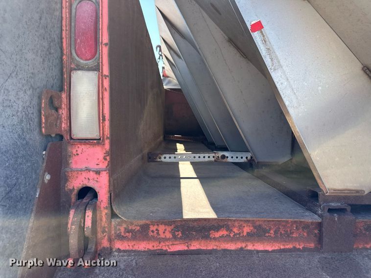 image for item ER8977 1991 International F4900 dump truck