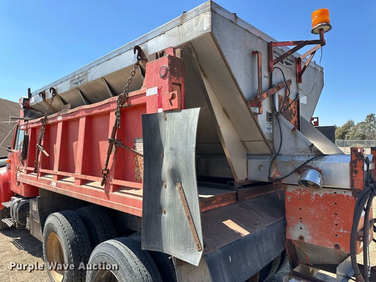 image for item ER8977 1991 International F4900 dump truck