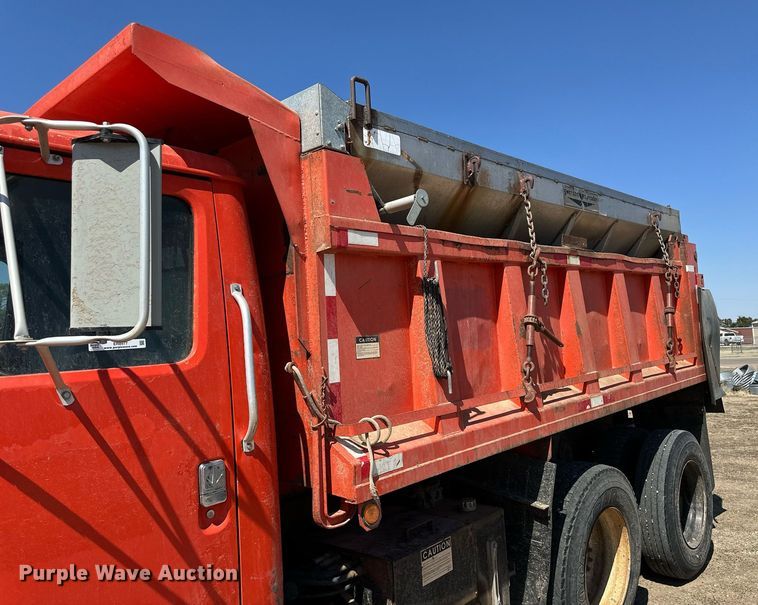 image for item ER8977 1991 International F4900 dump truck