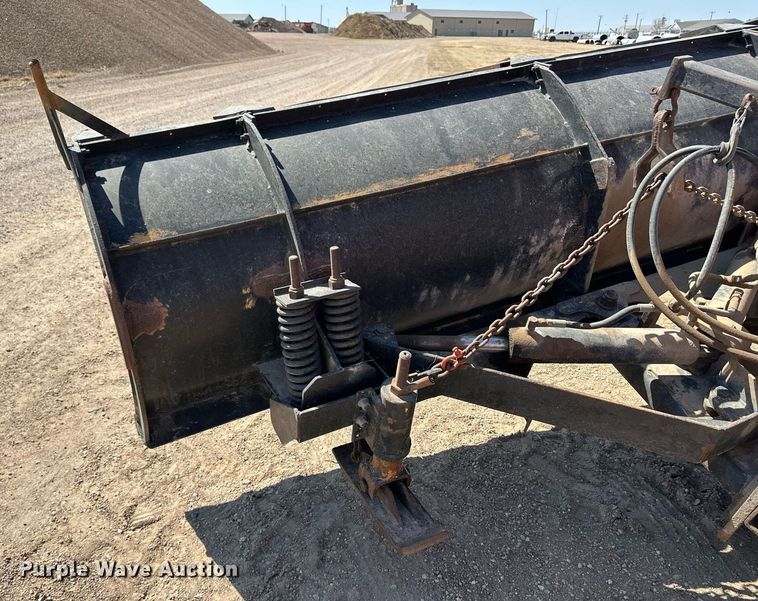 image for item ER8977 1991 International F4900 dump truck