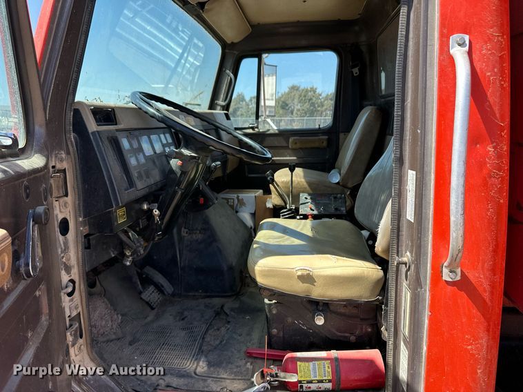 image for item ER8977 1991 International F4900 dump truck