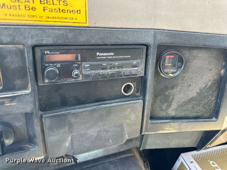 image for item ER8977 1991 International F4900 dump truck