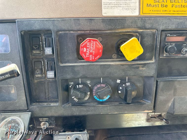 image for item ER8977 1991 International F4900 dump truck