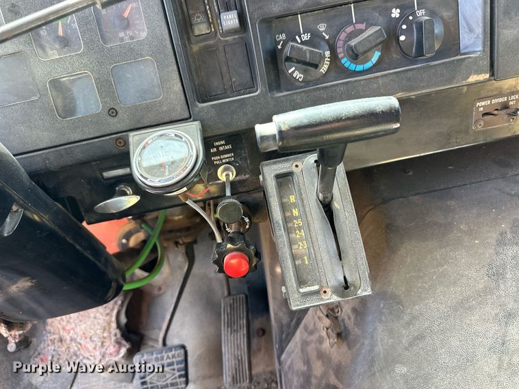 image for item ER8977 1991 International F4900 dump truck