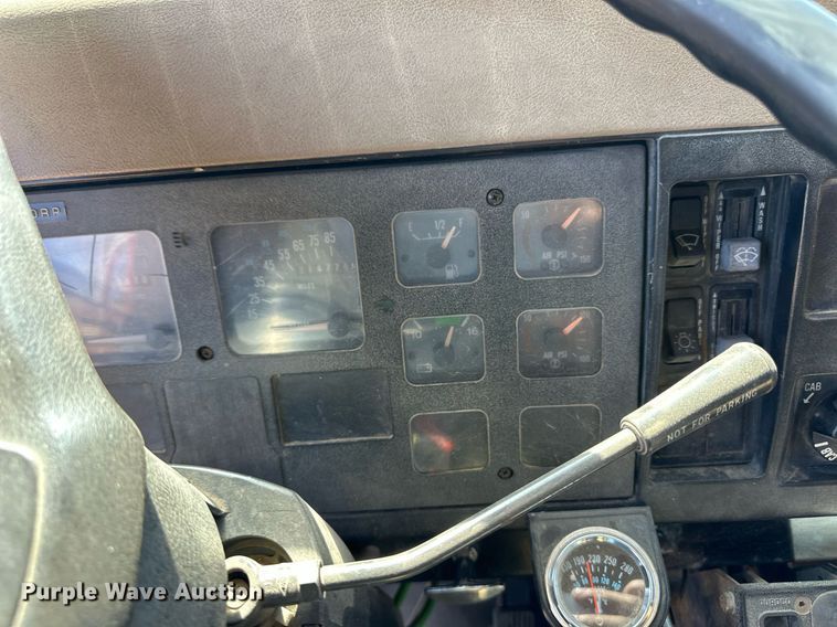 image for item ER8977 1991 International F4900 dump truck