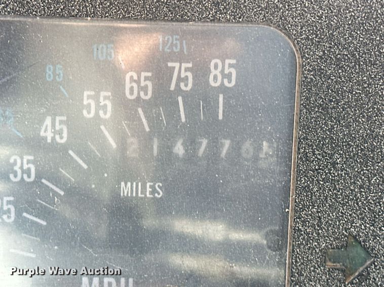 image for item ER8977 1991 International F4900 dump truck