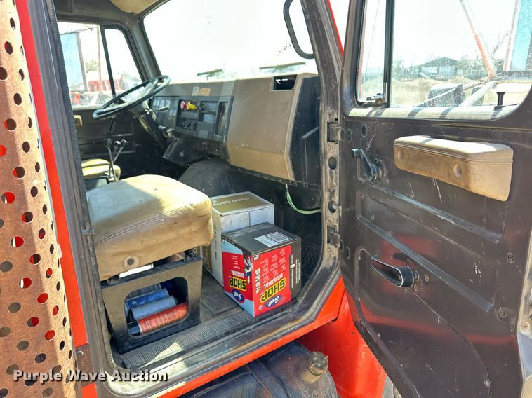 image for item ER8977 1991 International F4900 dump truck