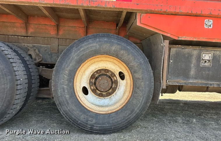 image for item ER8977 1991 International F4900 dump truck