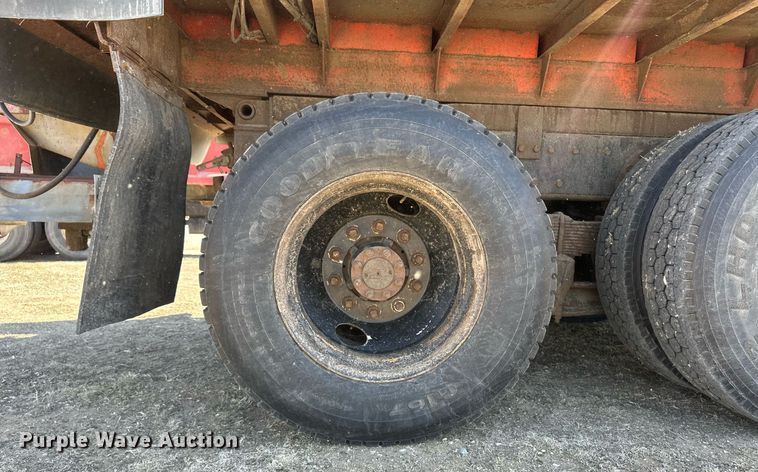 image for item ER8977 1991 International F4900 dump truck