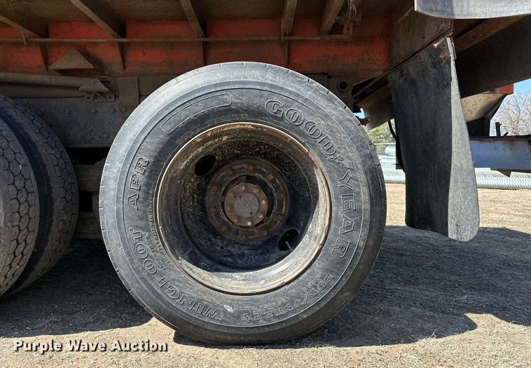 image for item ER8977 1991 International F4900 dump truck