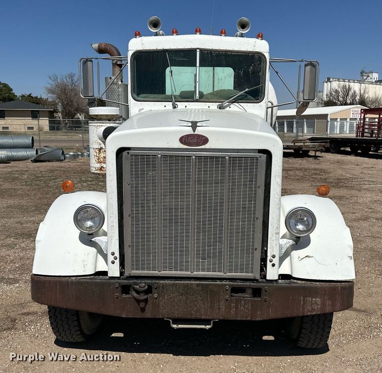 image for item ER8978 1986 Peterbilt 349 water truck