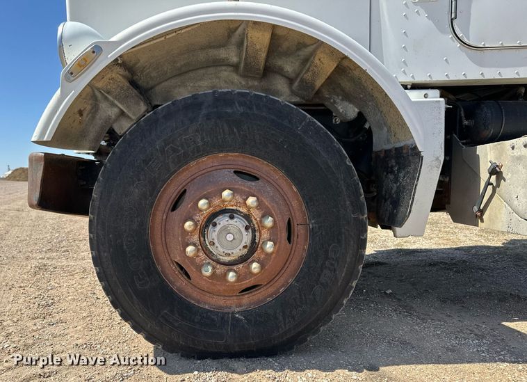 image for item ER8978 1986 Peterbilt 349 water truck