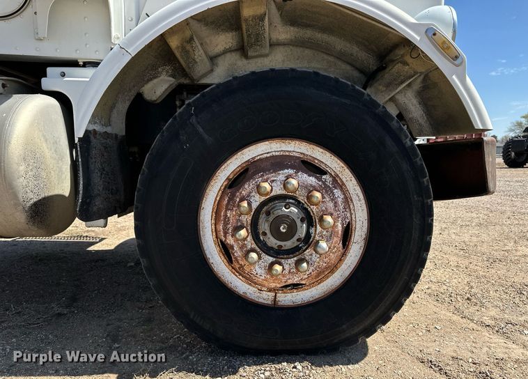 image for item ER8978 1986 Peterbilt 349 water truck