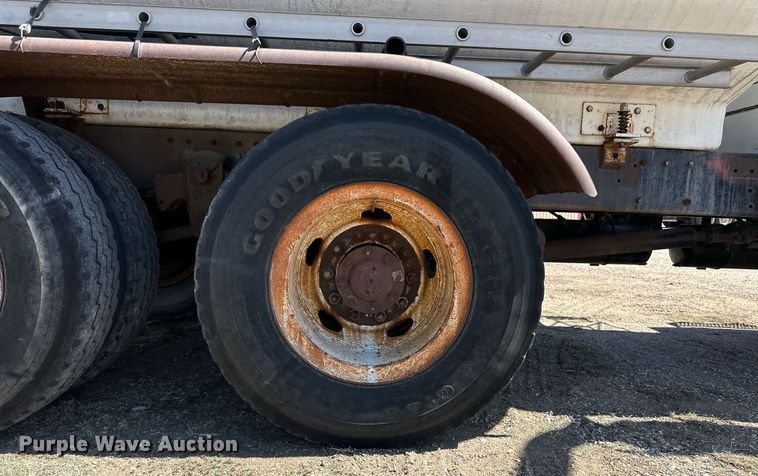 image for item ER8978 1986 Peterbilt 349 water truck