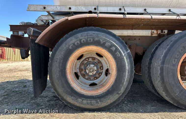 image for item ER8978 1986 Peterbilt 349 water truck