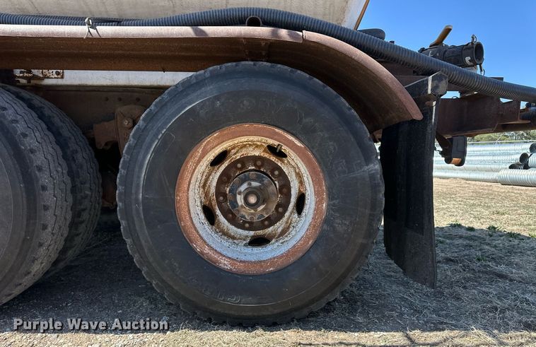 image for item ER8978 1986 Peterbilt 349 water truck