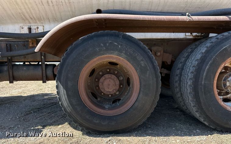 image for item ER8978 1986 Peterbilt 349 water truck