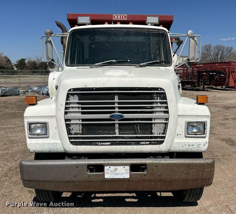image for item ER8979 1992 Ford L9000 dump truck