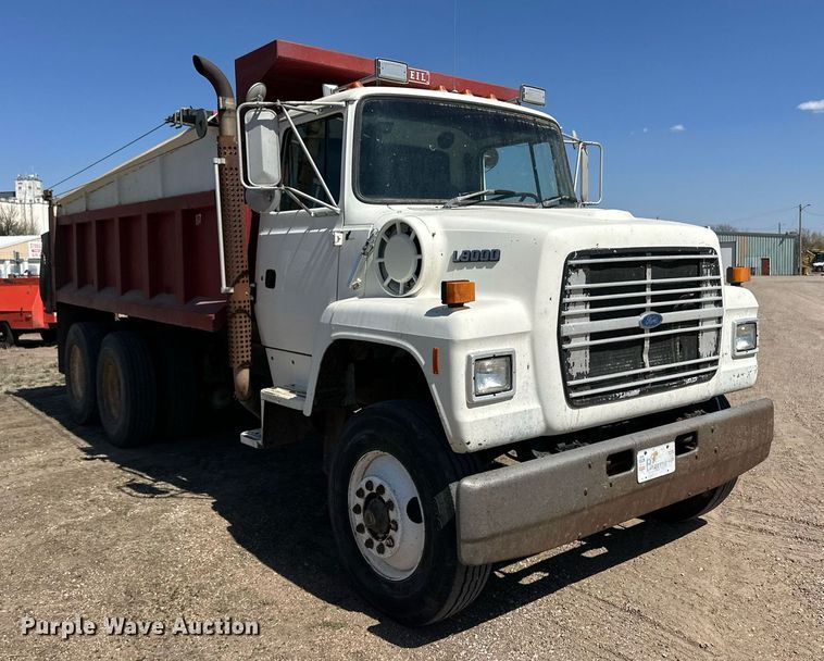 image for item ER8979 1992 Ford L9000 dump truck