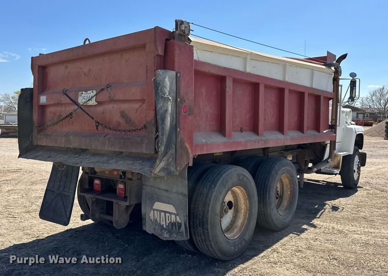 image for item ER8979 1992 Ford L9000 dump truck