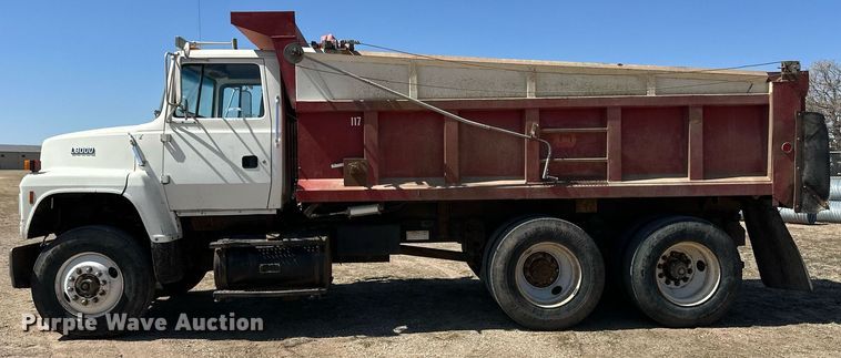 image for item ER8979 1992 Ford L9000 dump truck