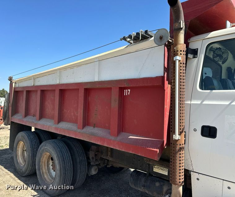 image for item ER8979 1992 Ford L9000 dump truck