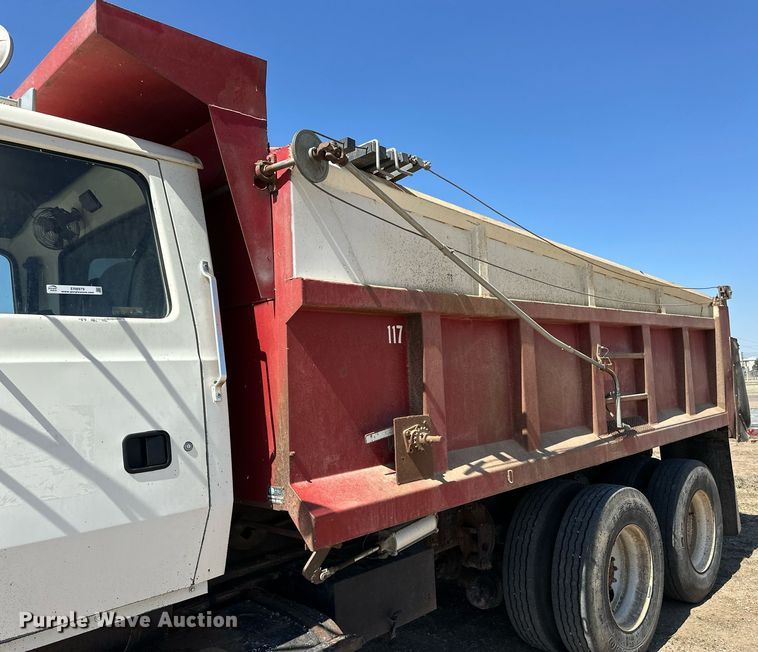 image for item ER8979 1992 Ford L9000 dump truck