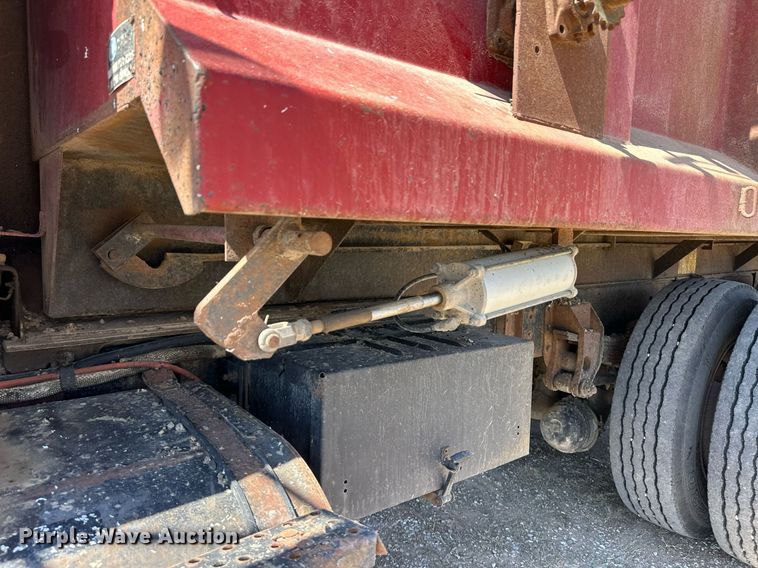 image for item ER8979 1992 Ford L9000 dump truck