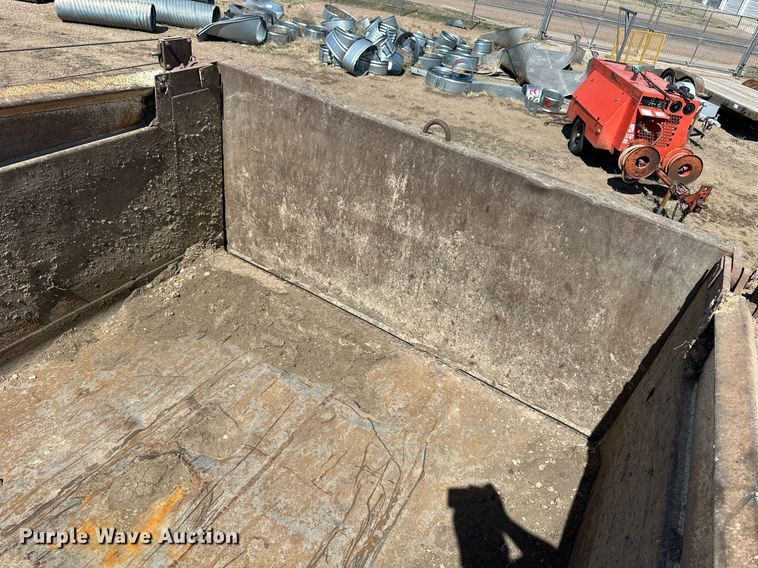 image for item ER8979 1992 Ford L9000 dump truck