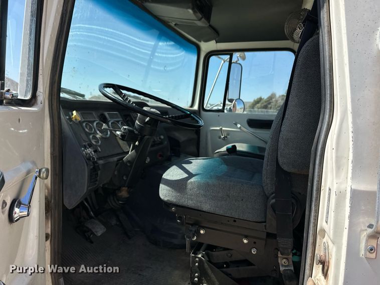 image for item ER8979 1992 Ford L9000 dump truck